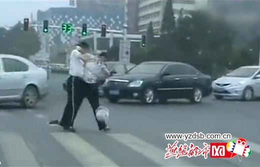 曝唐山兩名女交警馬路中央廝打(組圖)