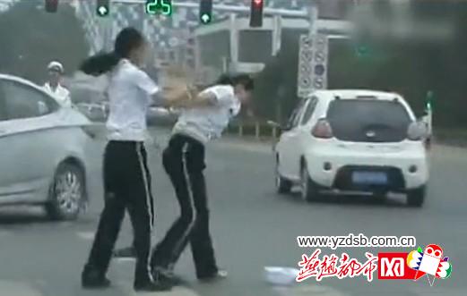 曝唐山兩名女交警馬路中央廝打(組圖)