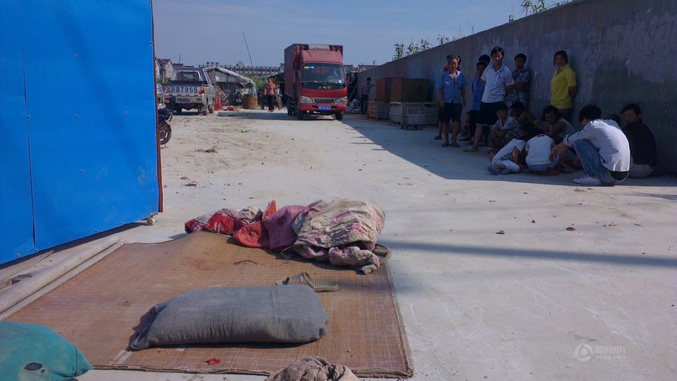 組圖：3歲雙胞胎兄弟席地而睡遭貨車碾壓哥哥死亡