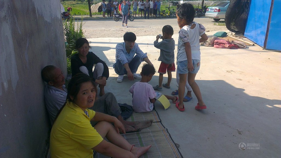 組圖：3歲雙胞胎兄弟席地而睡遭貨車碾壓哥哥死亡