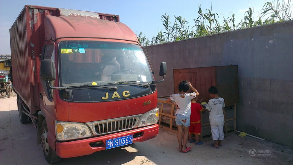 組圖：3歲雙胞胎兄弟席地而睡遭貨車碾壓哥哥死亡