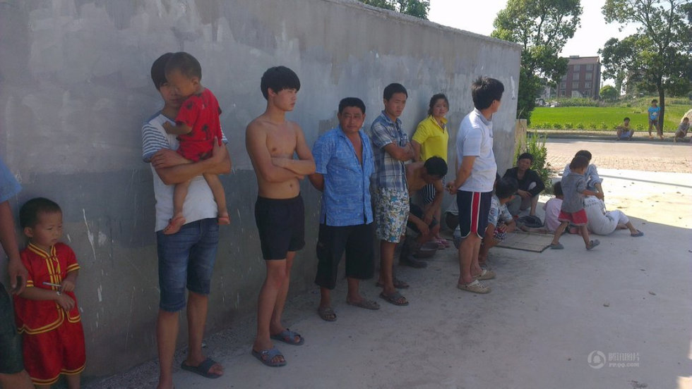 組圖：3歲雙胞胎兄弟席地而睡遭貨車碾壓哥哥死亡