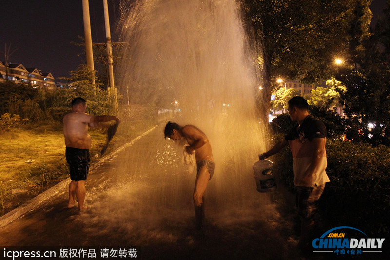 長沙一水管爆裂驚現(xiàn)4米高水柱 市民趁勢洗澡