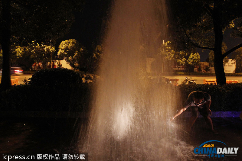 長沙一水管爆裂驚現(xiàn)4米高水柱 市民趁勢洗澡