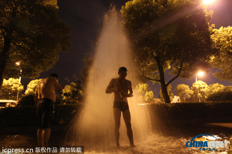 長沙一水管爆裂驚現(xiàn)4米高水柱 市民趁勢洗澡