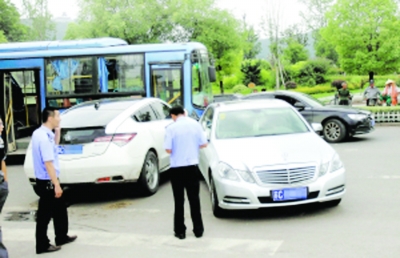 丈夫開豪車撞妻奔馳 奇葩夫妻讓人目瞪口呆/圖