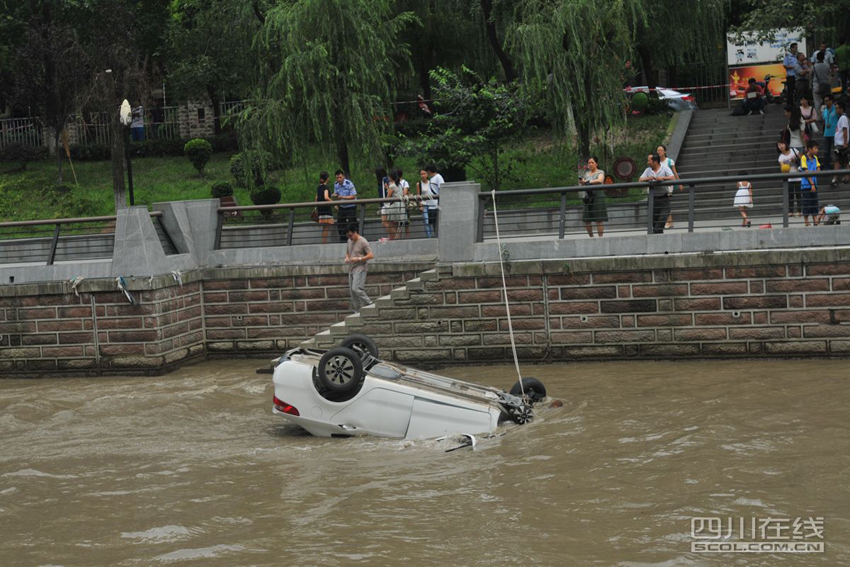 四川偷車賊駕車瘋狂逃竄 慌不擇路墜入河中