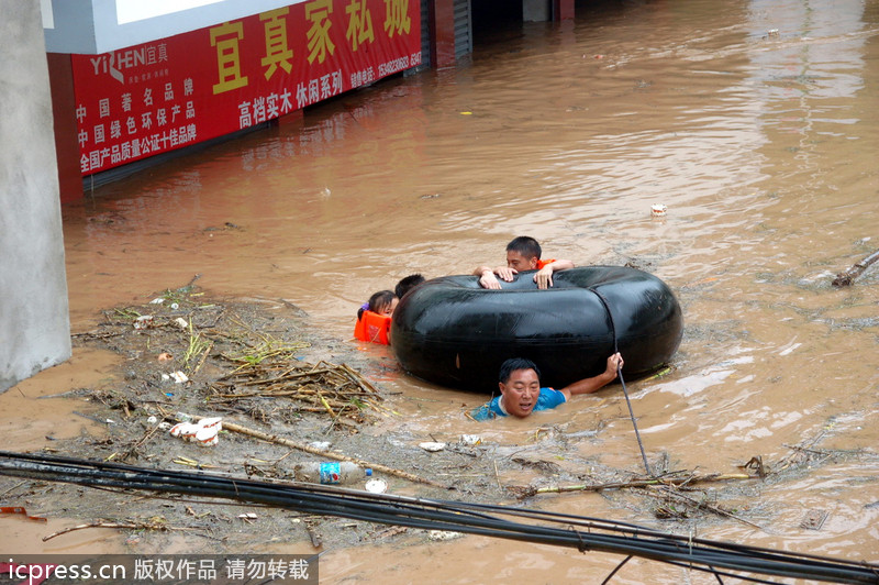 四川閬中：洪水來臨房屋被淹 汽車內(nèi)胎充當(dāng)“諾亞方舟”