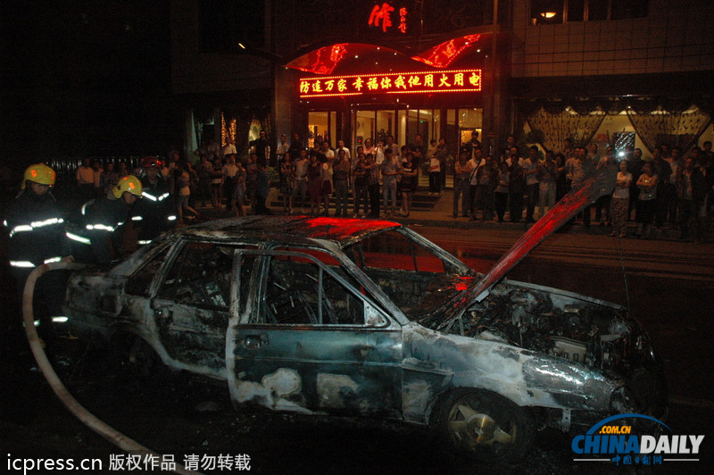 甘肅武威：夜市鬧區(qū)一轎車突發(fā)“自爆”