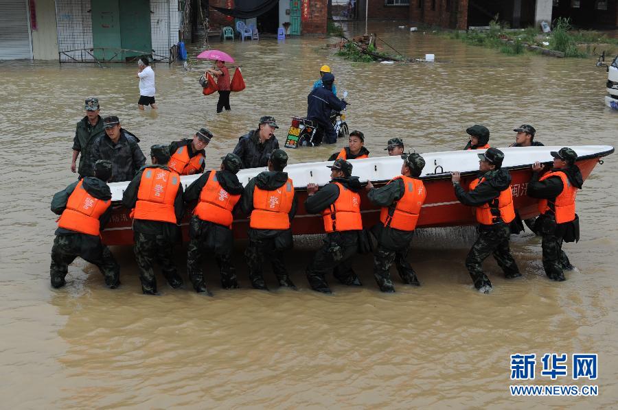 漳州武警緊急轉移被洪水圍困群眾