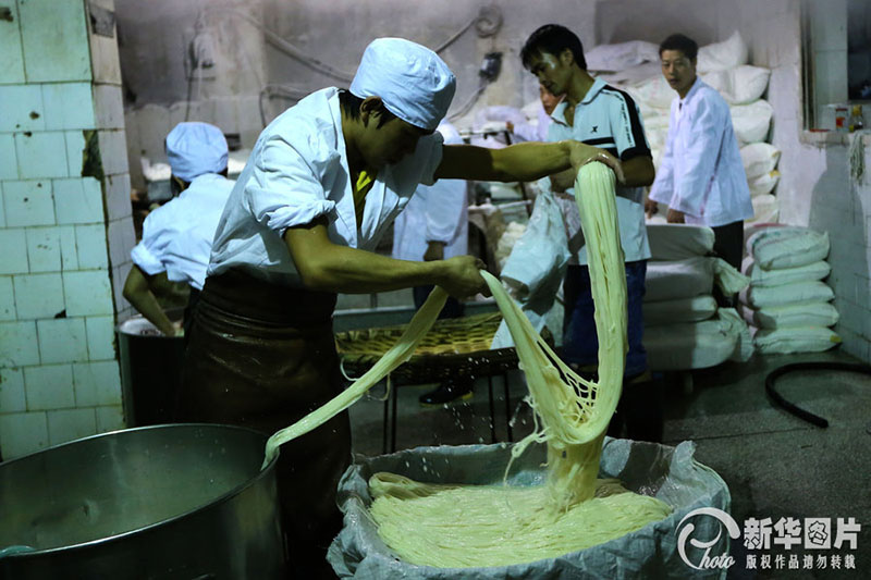 昆明查處黑窩點 洗腳水做出的黑米線