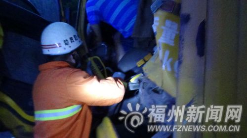 沈海高速連江段凌晨兩貨車追尾 一司機不幸殞命