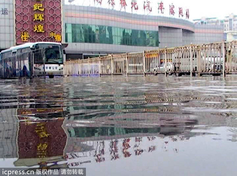 大雨襲城 南京橋北客運站前一片汪洋