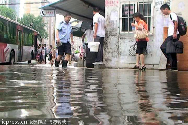 大雨襲城 南京橋北客運站前一片汪洋