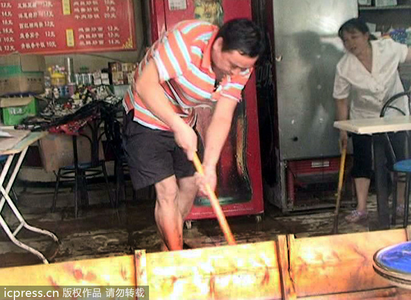 大雨襲城 南京橋北客運站前一片汪洋