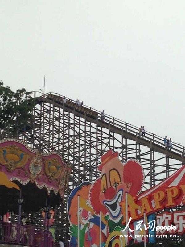 上海歡樂谷過山車故障 10余名游客被吊半空中