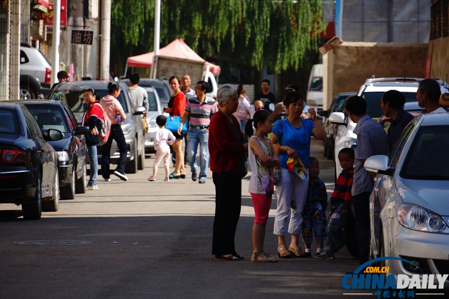 甘肅岷縣漳縣交界發(fā)生6.6級地震 居民室外避險