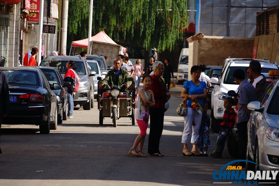 甘肅岷縣漳縣交界發生6.6級地震 居民室外避險