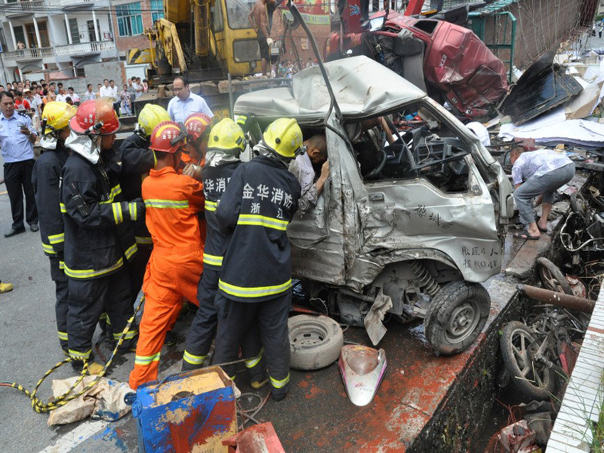 高清：浙江浦江發生重大車禍 貨車撞倒8輛車致8死多傷