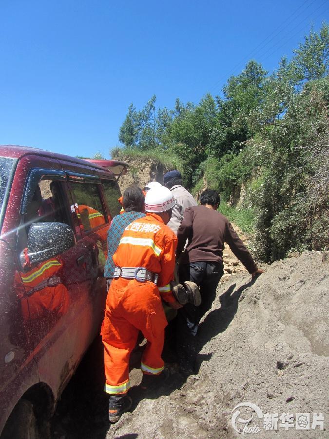 甘肅定西岷縣附近發(fā)生6.6級(jí)左右地震 居民下樓躲避