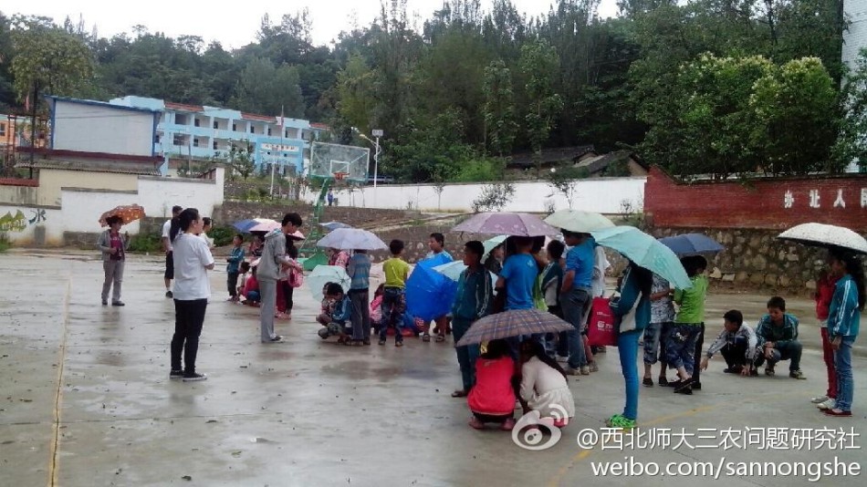 甘肅定西岷縣附近發生6.6級左右地震 居民下樓躲避