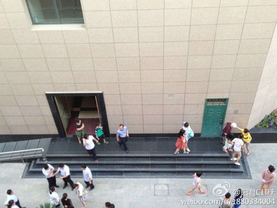 甘肅定西岷縣附近發生6.6級左右地震 居民下樓躲避