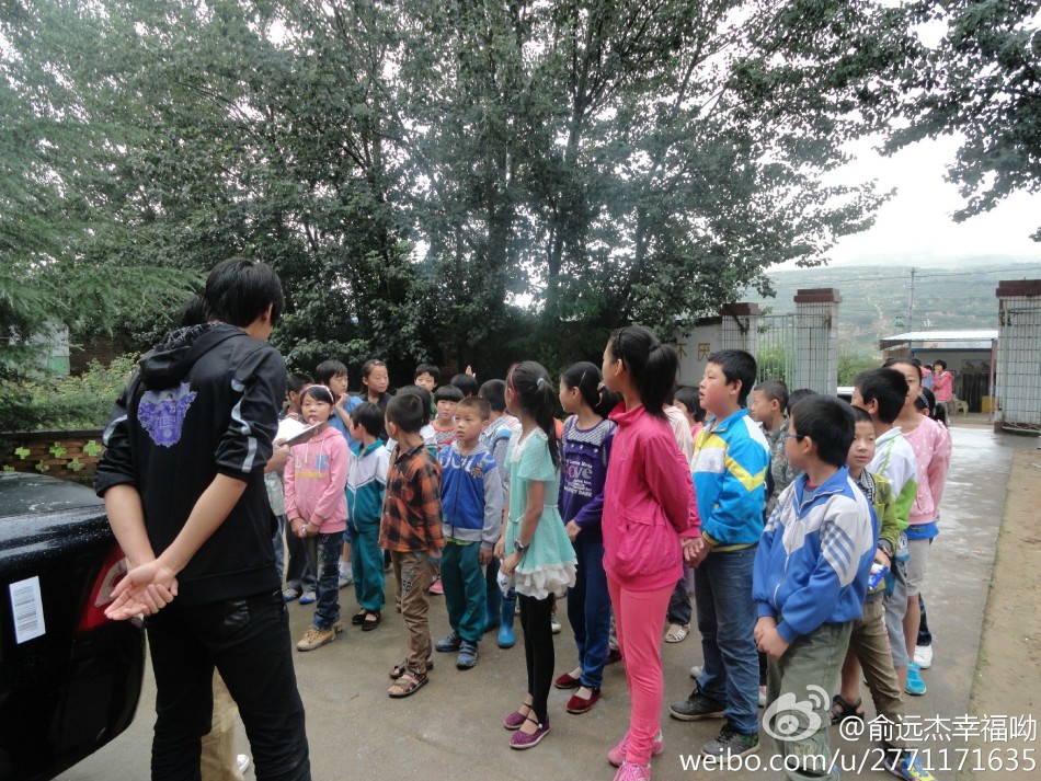 甘肅定西岷縣附近發(fā)生6.6級(jí)左右地震 居民下樓躲避