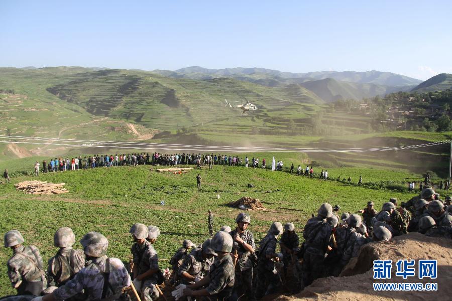 直擊岷縣地震震中千人“挖山”大搜救