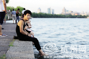 游客西湖“泡腳”惹爭議：求情趣還是低素質？