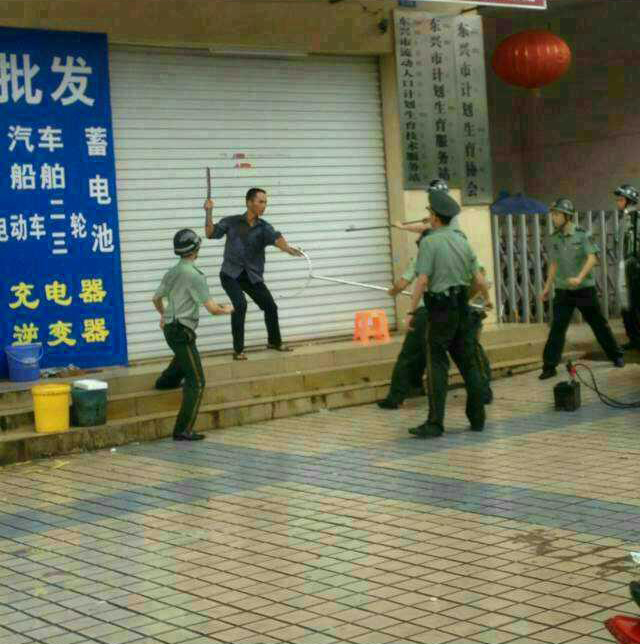廣西東興一男子計生局持刀行兇 官方回應(yīng)確有此事