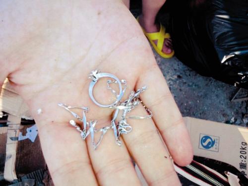 裸婚定情鉆戒被當垃圾扔掉 夫妻上百斤垃圾中扒回