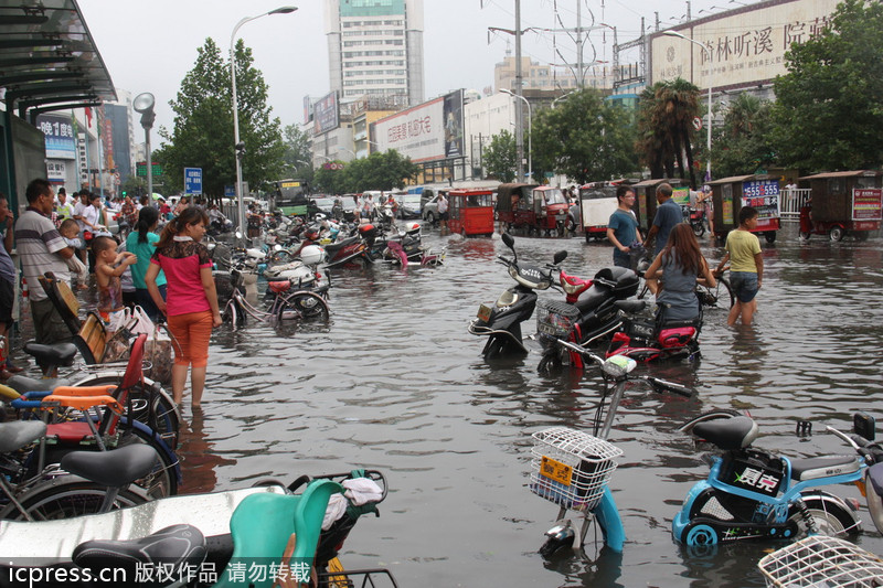 河南許昌：天降暴雨 全城被淹