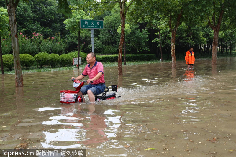 河南許昌：天降暴雨 全城被淹