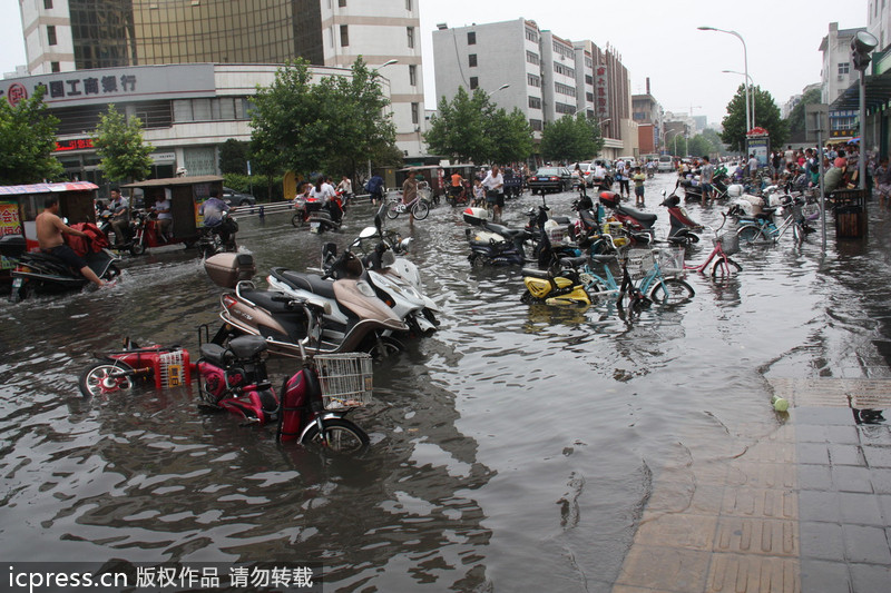 河南許昌：天降暴雨 全城被淹