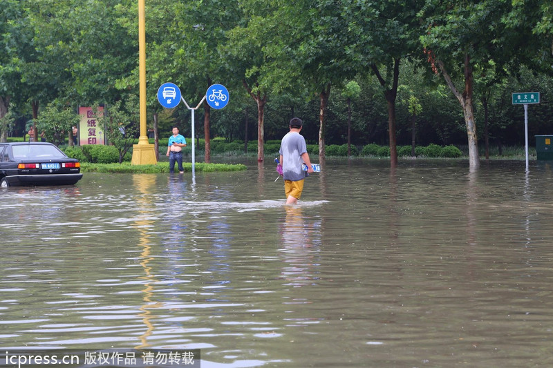 河南許昌：天降暴雨 全城被淹