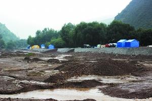 甘肅岷縣震后降大雨災區(qū)斷路 災民需要更多帳篷