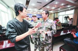 甘肅岷縣震后降大雨災區(qū)斷路 災民需要更多帳篷