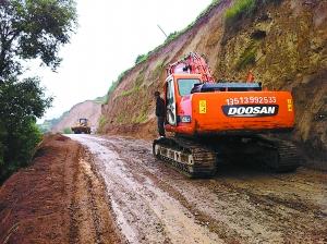 甘肅岷縣震后降大雨災區(qū)斷路 災民需要更多帳篷