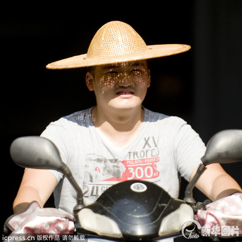 40.4℃高溫破紀錄 杭州市民全副武裝眾生相