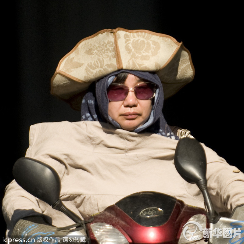 40.4℃高溫破紀(jì)錄 杭州市民全副武裝眾生相