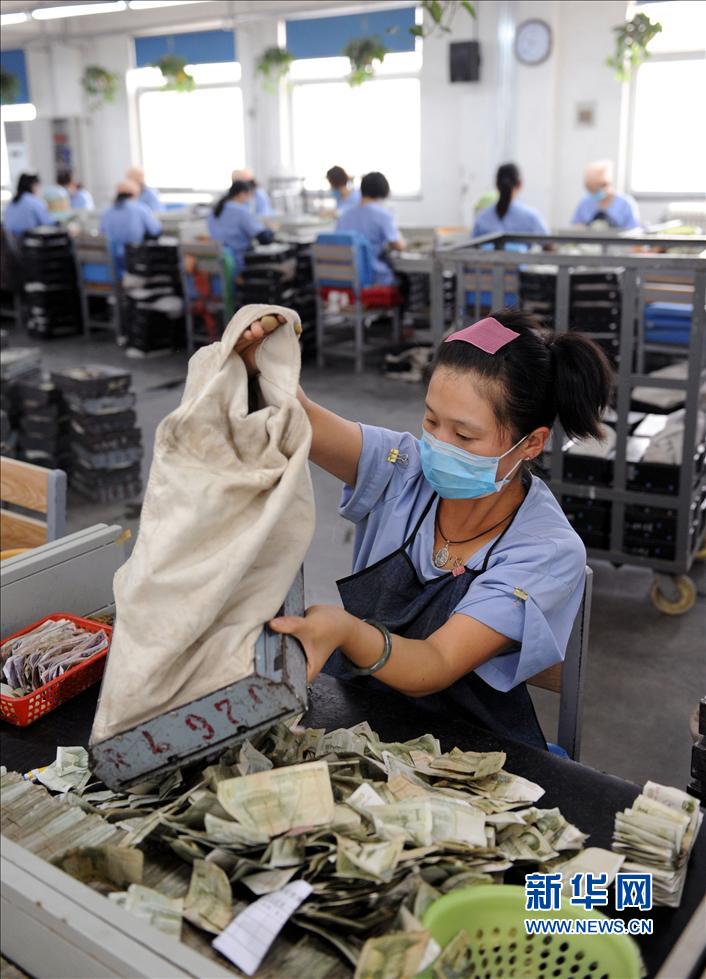 探訪鄭州公交點鈔流水線：數(shù)錢數(shù)到手抽筋