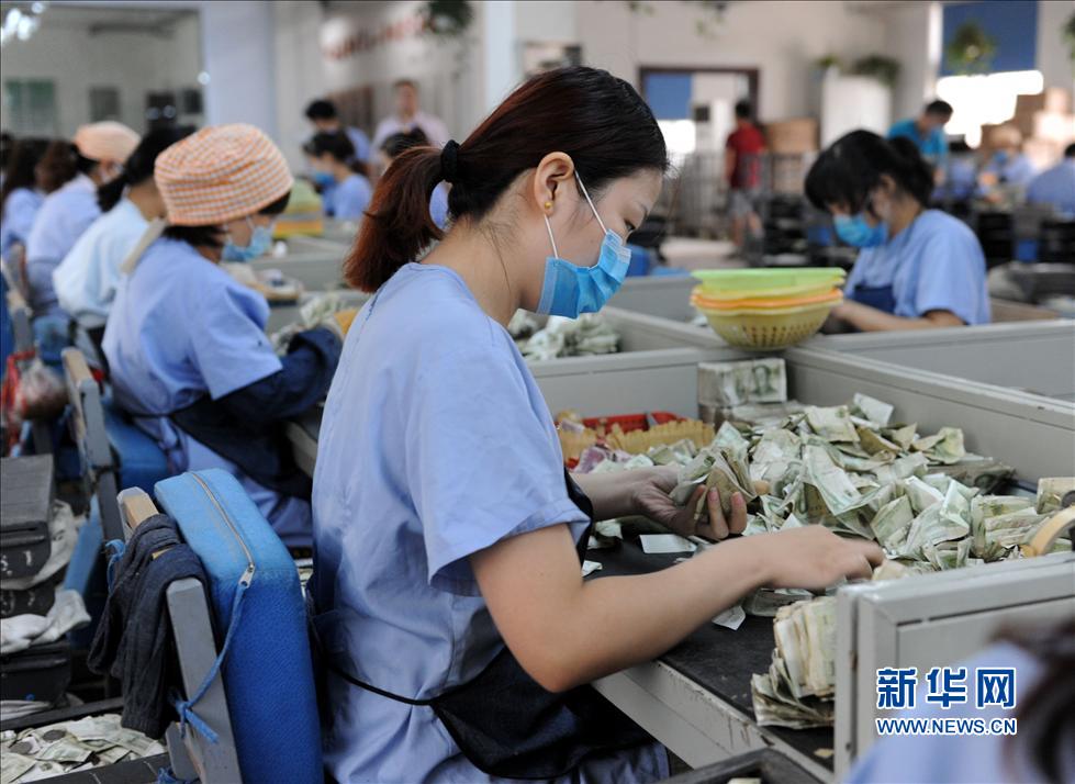 探訪鄭州公交點鈔流水線：數錢數到手抽筋