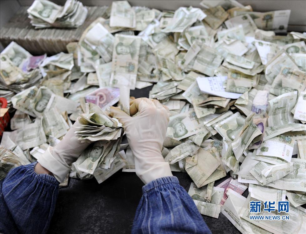 探訪鄭州公交點鈔流水線：數錢數到手抽筋