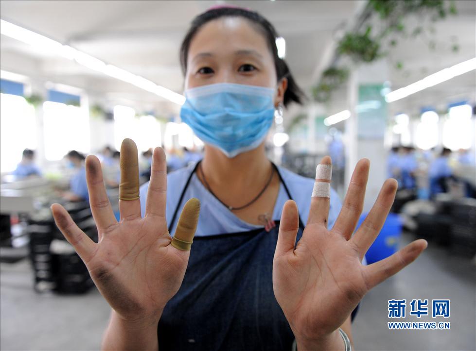 探訪鄭州公交點鈔流水線：數(shù)錢數(shù)到手抽筋