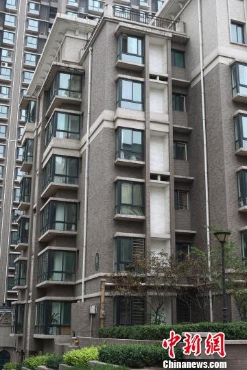 太原現(xiàn)“樓歪歪” 房屋墻體錯(cuò)位裂縫一指寬（圖）