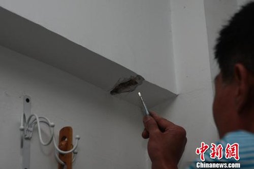 太原現(xiàn)“樓歪歪” 房屋墻體錯(cuò)位裂縫一指寬（圖）