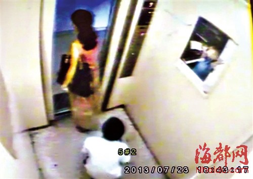 13歲少年電梯內撩少婦裙子摸其臀部 遭扇耳光(圖)