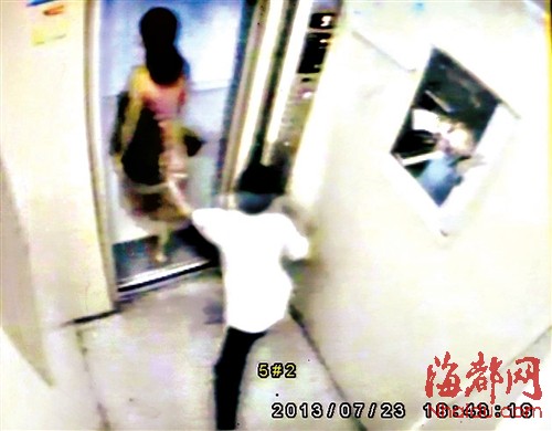 13歲少年電梯內撩少婦裙子摸其臀部 遭扇耳光(圖)