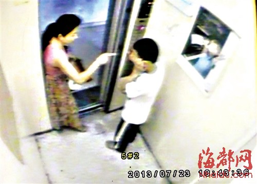 13歲少年電梯內撩少婦裙子摸其臀部 遭扇耳光(圖)