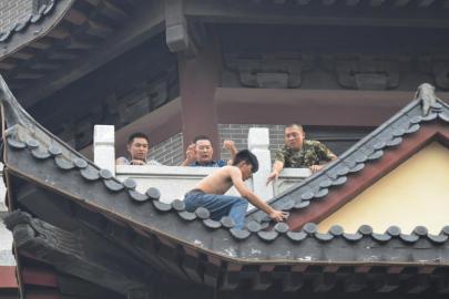 小伙因太餓要跳樓 消防人員將其勸下請吃飯